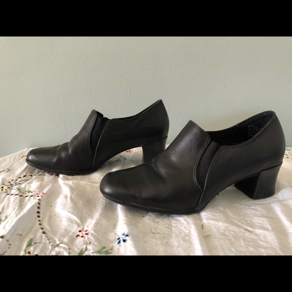 Black short heeled dress shoes